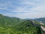 View along the Great Wall of China winding through green hills and mountains – an unforgettable moment from Jan Wengryn’s time abroad.