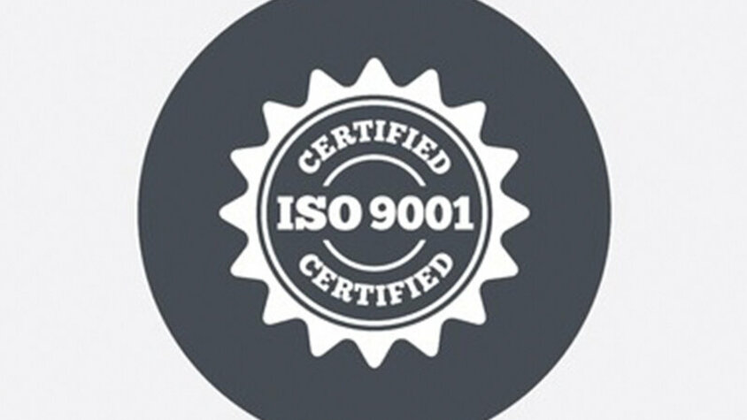weba Werkzeugbau - ISO 9001 Zertifizierung Ein Patch auf grauem Hintergrund mit den Worten 'ISO 9001 Certified'.