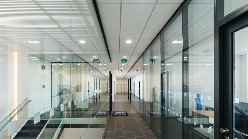 weba Olomouc - modernes Design im Verwaltungstrakt Verwaltungstrakt der weba in Olomouc mit verglasten Fronten und dezenten schwarzen Rahmen.