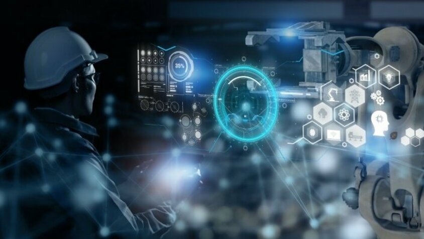 Prozesstechnik Presshärten Digitalisierung futuristische Darstellung der Prozesstechnik für das Presshärten, ein Ingenieur hält ein IPad und steuert damit einen Roboterarm, ein virtuelles Display mit Kennzahlen ist überblendet