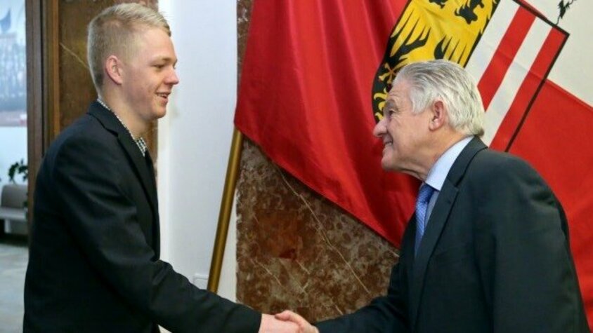 weba Werkzeugbau - Lehrlingsausbildung mit Auszeichnung weba's Lehrling im Werkzeugbau und Josef Pühringer, Landeshauptmann von Oberösterreich, geben sich bei der Lehrlingsauszeichnung die Hand.