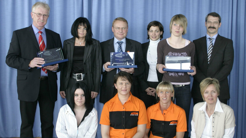weba Werkzeugbau - AMS Award für Förderung von Frauen in technischen Berufen Gruppenfoto beim AMS Award Frauen in Technik, mit mehreren Teilnehmerinnen und Teilnehmern vor einer Bühne posierend.