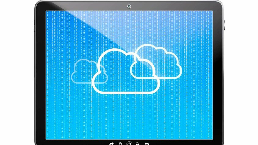 weba Werkzeugbau Prozesstechnik für die Warmumformung Ein Tablet zeigt drei Wolken sowie die Zahlen 0 und 1 auf dem Bildschirm; symbolisch für Prozesstechnik für die Warmumformung und Werkzeugbau