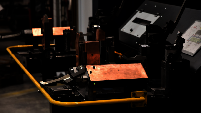 weba Werkzeugbau - Höchste Präzision im Vorrichtungsbau Nahaufnahme einer Laservorrichtung, die bei der 3D-Laserbearbeitung von Stahl-Fahrzeugbauteilen verwendet wird. Im Bereich des Vorrichtungsbaus bietet weba qualitative Laser- und Prüfvorrichtungen an.