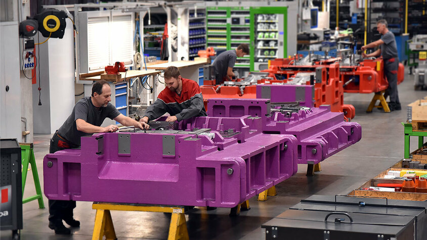 Presshärten - Langjährige Werkzeugbau-Expertise bei weba Werkzeugbau in Olomouc Werkzeugbautechniker von weba konzentrieren sich auf den Zusammenbau von Werkzeugen für das Presshärten. Die Techniker arbeiten präzise und sorgfältig, während sie verschiedene Komponenten der Werkzeuge montieren.