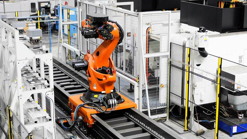 CNC Zerspanung - Roboterbestückung von Bearbeitungsmaschinen zwei Bearbeitungsmaschinen mit einer Roboterbestückung für Mannlosfertigung in der CNC Zerspanung