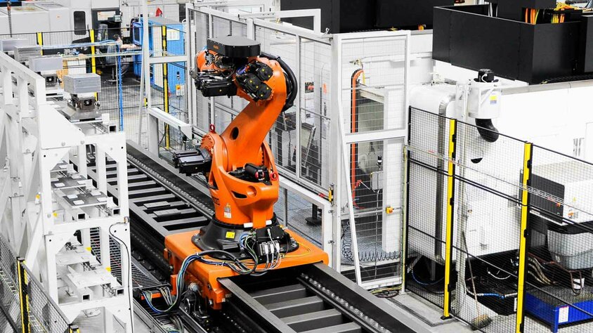 CNC Zerspanung - Roboterbestückung von Bearbeitungsmaschinen zwei Bearbeitungsmaschinen mit einer Roboterbestückung für Mannlosfertigung in der CNC Zerspanung