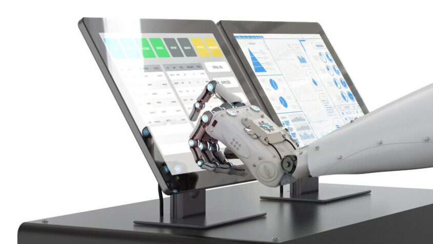 weba Serienfertigung Prozesstechnik Ein Roboterarm tippt auf einen der zwei Bildschirme, die Produktionsdaten einer Serienfertigung anzeigen