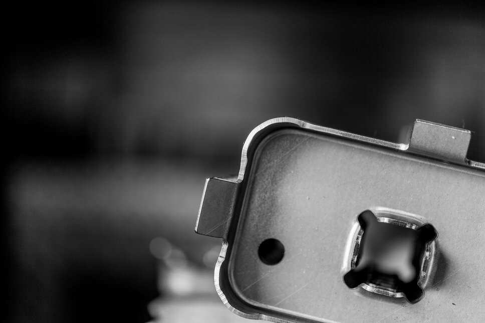 Close-up of a precision-manufactured component from prototype manufacturing. The high-quality workmanship demonstrates the exceptional precision and innovative strength of modern manufacturing technologies.