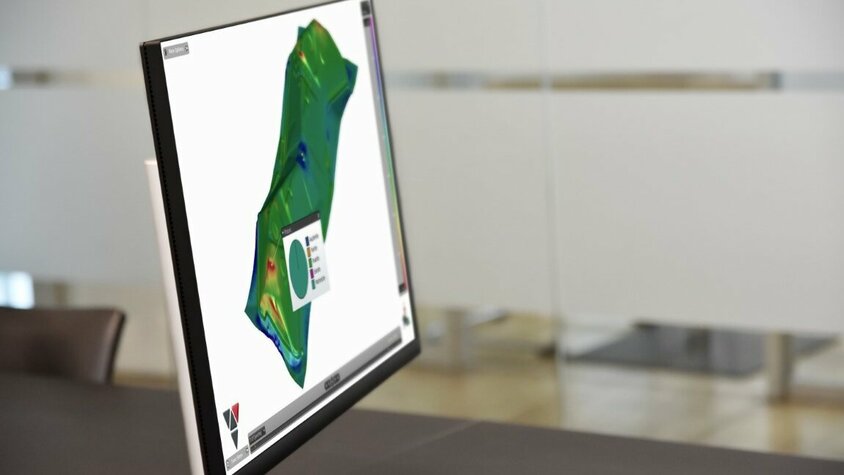CAD Konstruktion - Bauteilentwicklung bei weba Werkzeugbau Ein PC-Bildschirmt zeigt ein Foto einer Bauteilentwicklung eines Warmumformbauteils und verdeutlicht die Expertise von weba in der Bauteilentwicklung und CAD Konstruktion