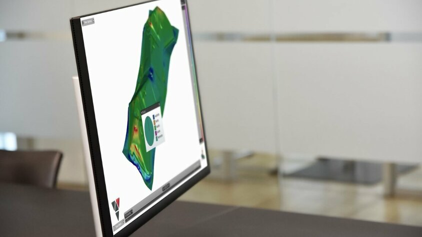 CAD Konstruktion - Bauteilentwicklung bei weba Werkzeugbau Ein PC-Bildschirmt zeigt ein Foto einer Bauteilentwicklung eines Warmumformbauteils und verdeutlicht die Expertise von weba in der Bauteilentwicklung und CAD Konstruktion