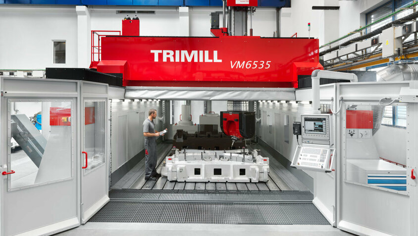 weba Werkzeugbau - Kapazitätssteigerung in der mechanischen Bearbeitung Ein Warmformwerkzeug wird von einem Zerspanungstechniker in ein Bearbeitungszentrum der Marke Trimill gerüstet zur Fräsbearbeitung. Der Techniker arbeitet konzentriert, während er das Werkzeug präzise einsetzt.