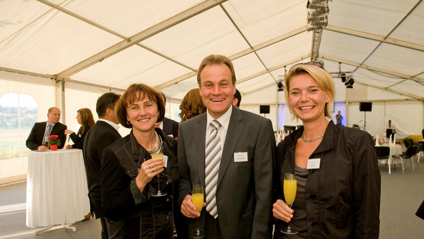weba Werkzeugbau - VIP-Abend der Jubiläumsfeier Gäste beim VIP-Abend des 30-Jährigen Jubiläums der weba Werkzeugbau, darunter der Dietacher Bürgermeister Johannes Kampenhuber mit Gattin sowie die Vizebürgermeisterin und Obfrau des Ausschusses für Generation (Jugend, Familie, Senioren) und Kultur Sabine Schröck, in festlicher Atmosphäre.