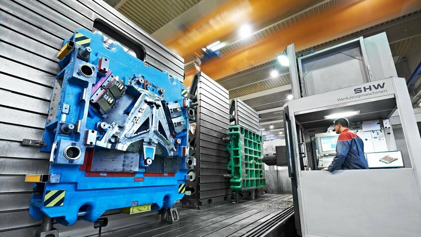weba Werkzeugbau - Fräsmaschine SHW UFZ 7 erweitert Kapazitäten in der mechanischen Bearbeitung Ein SHW UFZ 7 Bearbeitungszentrum beim Schruppen eines Gussteils.