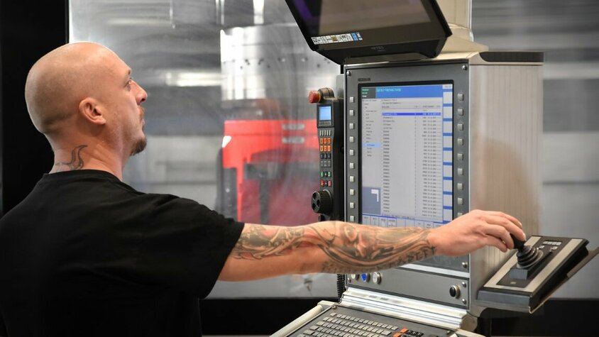 Werkzeugherstellung - Zerspanungstechnik bei weba Werkzeugbau Ein Zerspanungstechniker bedient ein Bearbeitungszentrum in der Werkzeugherstellung