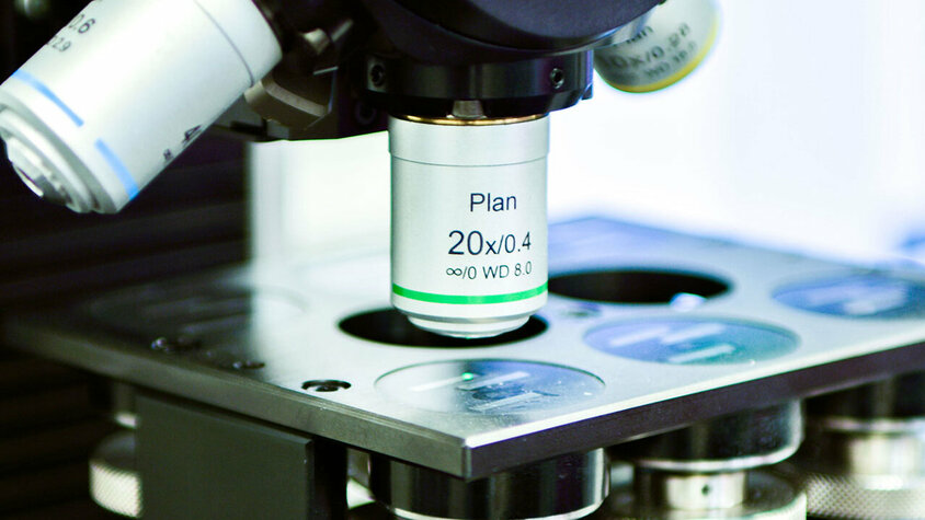 Messtechnik - Metallographische Analysen für höchste Qualitätssicherung im Werkzeugbau Nahaufnahme eines Prüfgeräts für metallographische Analysen in der Messtechnik
