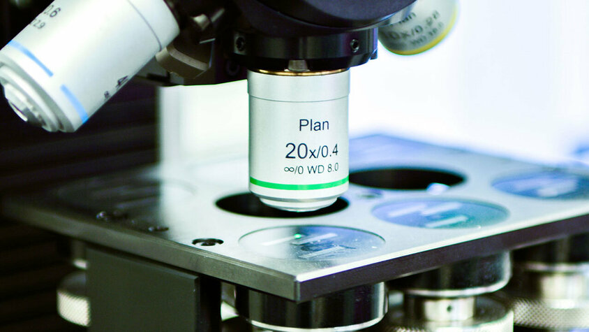 Messtechnik - Metallographische Analysen für höchste Qualitätssicherung im Werkzeugbau Nahaufnahme eines Prüfgeräts für metallographische Analysen in der Messtechnik