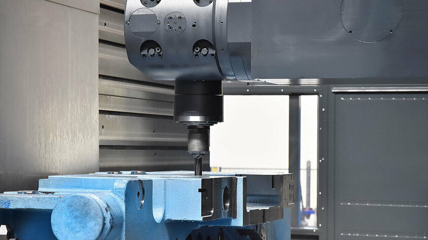 CNC Zerspanung - Zerspanungstechnik Fräskopf bei der Gussbearbeitung eines Presswerkzeuges, verdeutlicht die Präzision und Expertise in der CNC Zerspanung