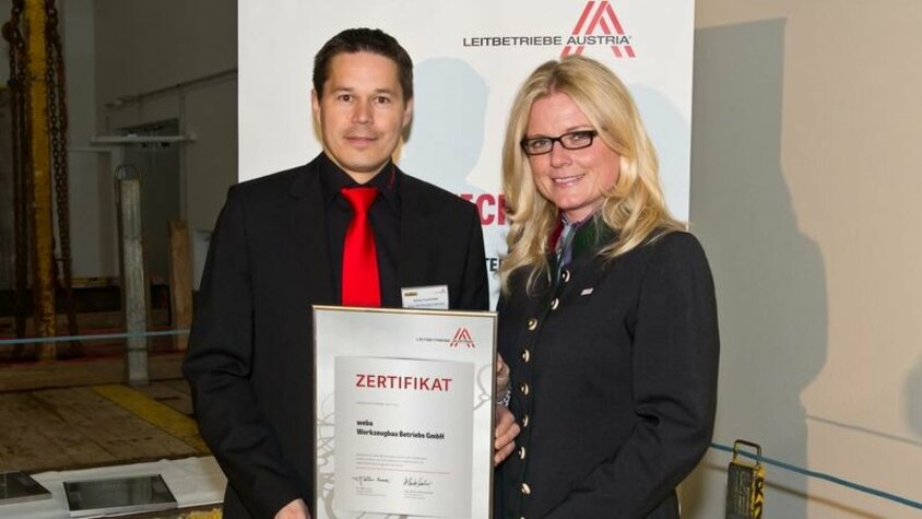 weba Werkzeugbau - Zertifikatsübergabe der Leitbetriebe Austria Geschäftsführer Hannes Feuerhuber nimmt das Zertifikat von der Geschäftsführerin der Leitbetriebe Austria, Monica Rintersbacher, entgegen.