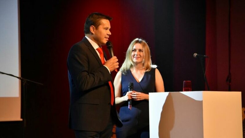 weba Werkzeugbau TechDays - Ansprache Geschäftsführer der weba Werkzeugbau Hannes Feuerhuber steht gemeinsam mit der Moderatorin und Webesprecherin Helena Šulcová auf der Bühne beim Gala-Abend.
