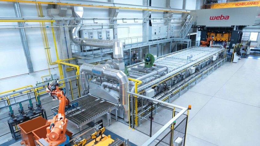 weba Werkzeugbau - Serienanlage für die Warmumformung Gesamtaufnahme der automatisierten Anlage für die Warmumformung in weba Olomouc, beginnend bei der Signier- und Markierstation, über den Rollenherdofen und die Roboter bis hin zur Umformpresse.