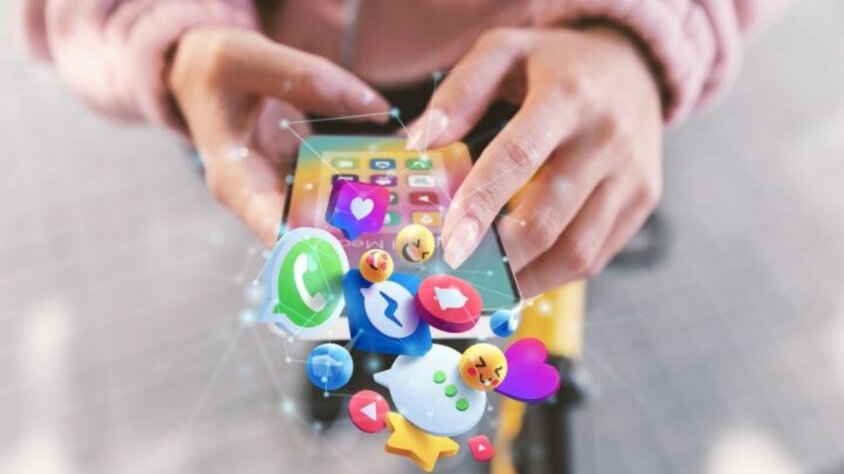 Social Media bei weba Werkzeugbau - Vernetzte Welt der Technologie Hände halten ein Smartphone, Social Media Konzept.