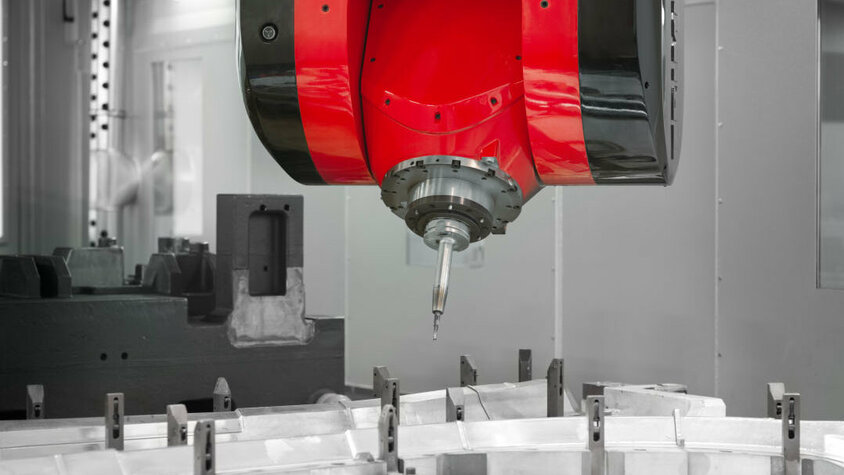 weba Werkzeugbau - Modernizierung in der mechanischen Bearbeitung Der Fräskopf eines Trimill Bearbeitungszentrums während der Bearbeitung eines Umformwerkzeugs.