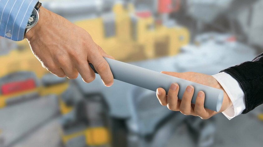 weba Mobiler Werkzeugservice – Effiziente Wartung und Reparatur vor Ort Zwei Hände übergeben einen Stab, symbolisch für den mobilen Werkzeugservice bei weba. Flexible und schnelle Lösungen für Werkzeugwartung und -reparatur.