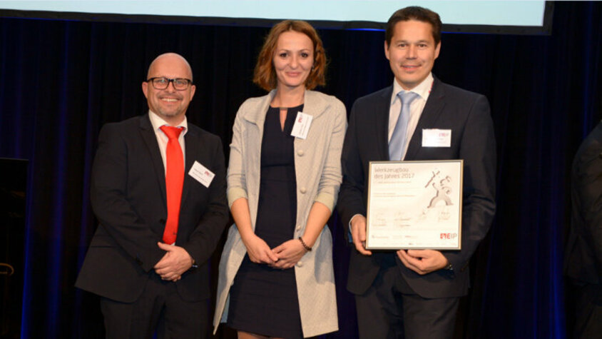 Excellence in Production - Werkzeugbau des Jahres Betriebsleiter, Marketing-Leiterin sowie der Geschäftsführer der weba Werkzeugbau nehmen die Auszeichnung als Finalist im Werttbewerb auf der Bühne entgegen