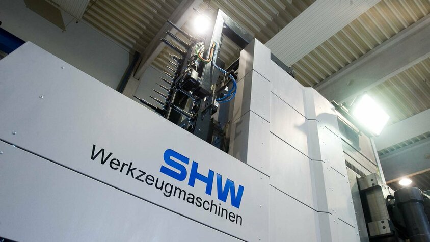 weba Werkzeugbau - Technologievorsprung in der Zerspanung Automatischer Werkzeugwechsler einer SHW UFZ 7 Fräsmaschine sorgt für hohe effizienz in der Zespanung