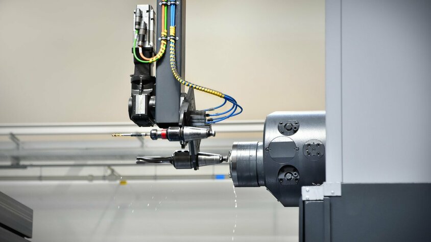 Zerspanung - Umfangreicher Maschinenpark für mechanische Bearbeitung von Großprojekten Automatisierter Fräskopfwechsel einer Zerspanungsmaschine im Einsatz bei weba Olomouc