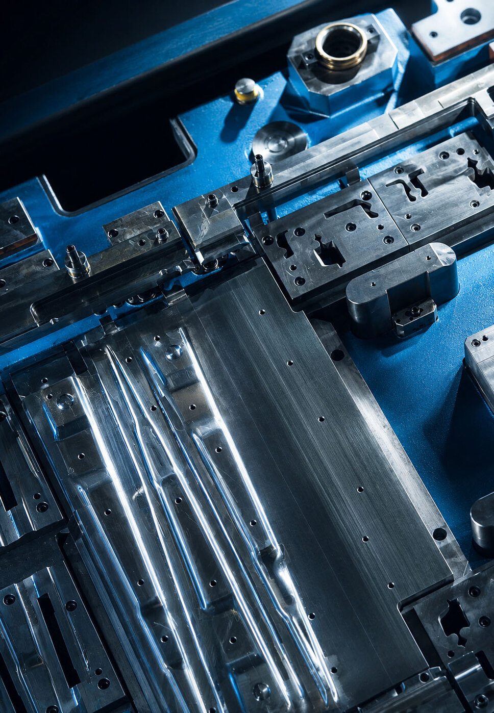 Precision blanking die with high-quality tool components for producing dimensionally accurate shaped blanks in industrial forming technology.