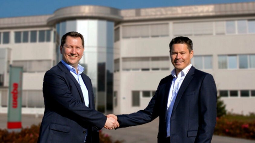Kooperationspartnerschaft - Digitale Prozesstechnik in der Warmumformung v.l.n.r. Fritz Ebner, Meprotec und Hannes Feuerhuber, weba geben sich vor dem Firmengebäude der weba die Hand zum Start der Kooperationspartnerschaft zur Entwicklung digitaler Prozesstechnik in der Warmumformung