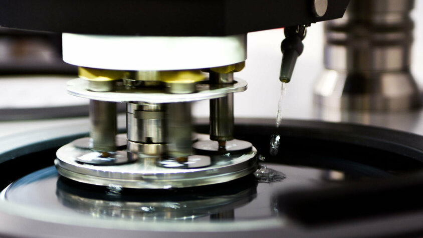 Messtechnik - umfangreiche Materialprüfung durch moderne Geräte Nahaufnahme einer Materialprüfung in der modernen Messtechnik