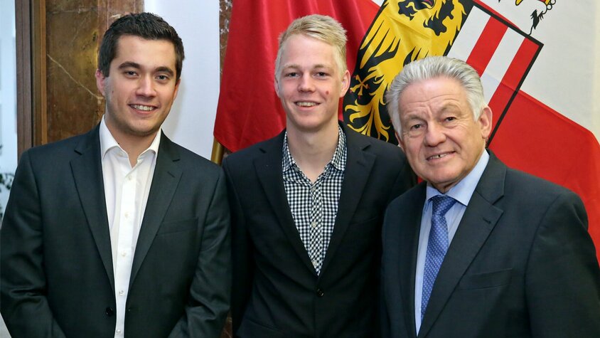 weba Werkzeugbau - Ausbildungserfolg und Auszeichnung Personenfoto von einem Lehrlingsausbilder der weba Werkzeugbau, einem Lehrling im Werkzeugbau und Josef Pühringer, Landeshauptmann von Oberösterreich, bei der Lehrlingsauszeichnung.