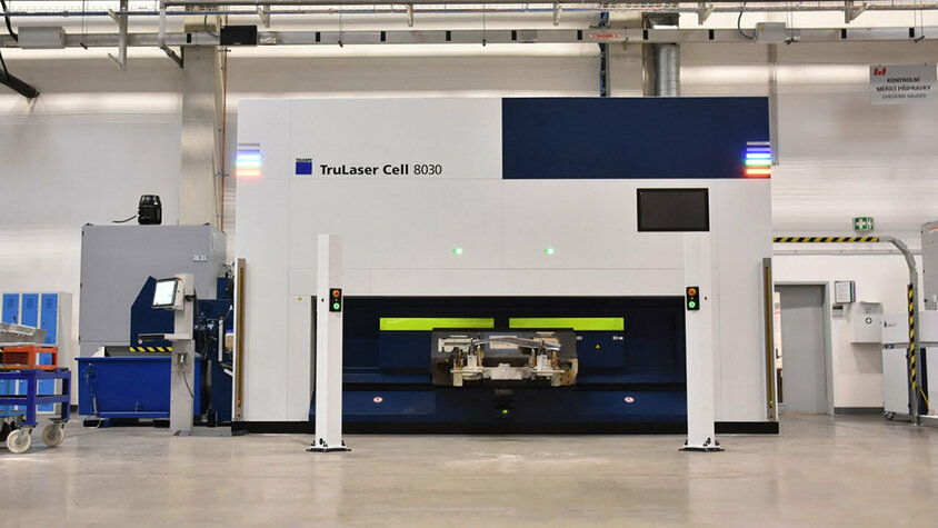 Trumpf-Laser für präzises und effektives Laserschneiden von komplexen Automobilteilen Eine hochpräzise Laserschneidanlage des Herstellers Trumpf, ausgestattet mit fortschrittlicher Technologie, verfügt über einen integrierten Monitor und ein Bedienpult, das eine benutzerfreundliche Oberfläche zur Steuerung der Anlage im Prozess des Laserschneidena bietet.