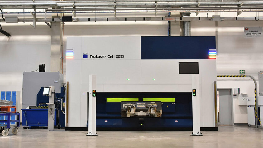 Trumpf-Laser für präzises und effektives Laserschneiden von komplexen Automobilteilen Eine hochpräzise Laserschneidanlage des Herstellers Trumpf, ausgestattet mit fortschrittlicher Technologie, verfügt über einen integrierten Monitor und ein Bedienpult, das eine benutzerfreundliche Oberfläche zur Steuerung der Anlage im Prozess des Laserschneidena bietet.
