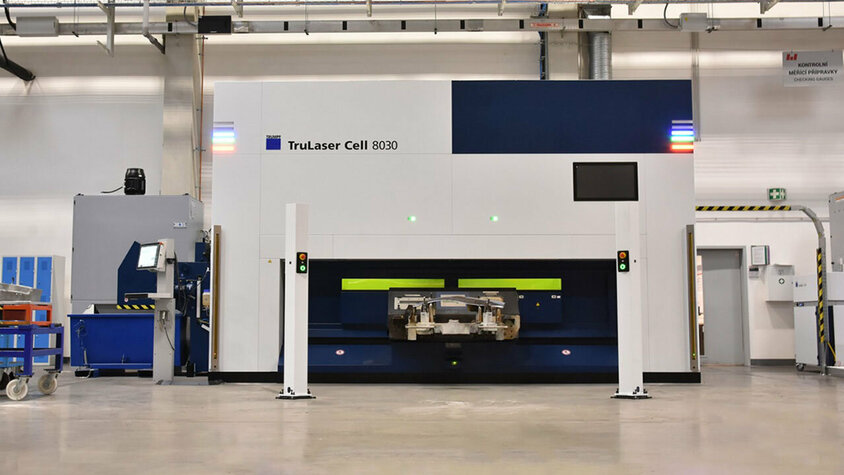 Trumpf-Laser für präzises und effektives Laserschneiden von komplexen Automobilteilen Eine hochpräzise Laserschneidanlage des Herstellers Trumpf, ausgestattet mit fortschrittlicher Technologie, verfügt über einen integrierten Monitor und ein Bedienpult, das eine benutzerfreundliche Oberfläche zur Steuerung der Anlage im Prozess des Laserschneidena bietet.