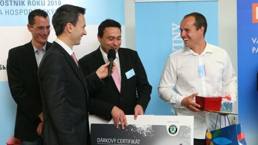 weba Olomouc - Unternehmen des Jahres Preisübergabe zum Unternehmen des Jahres in der Olmützer Region, auf der Bühne, mit mehreren Personen, die die Auszeichnung entgegennehmen.
