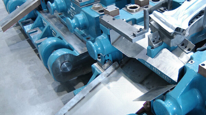 weba Werkzeugbau - Innovative Umformwerkzeuge für die Kaltumformung Ausschnitt eines blauen Umformwerkzeugs zur Produktion von B-Säulen aus hochfesten Blechen für Fahrzeuge.