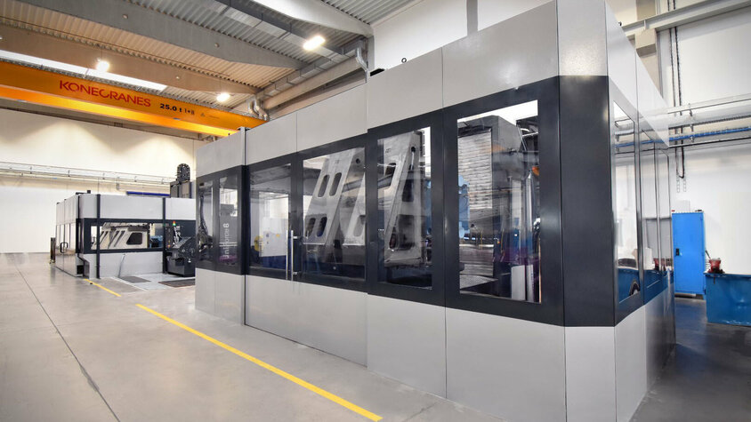 Hochmoderne CNC-Zerspanungstechnologie bei weba Werkzeugbau Moderne CNC-Maschine für die Zerspanung und mechanische Bearbeitung in einer Fertigungshalle bei weba Olomouc. Präzisionsbearbeitung großer Werkstücke für die Werkzeugbau- und Automobilindustrie.