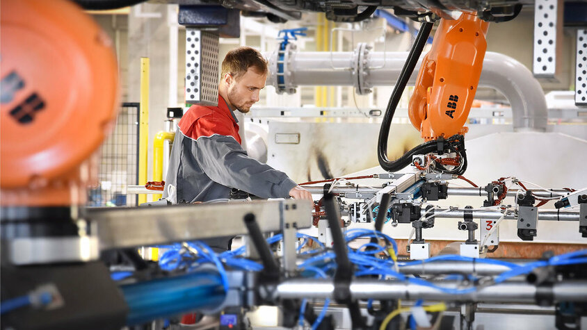 Presshärten - Serienfertigung bei weba Werkzeugbau in Olomouc Ein Pressenbediener rüstet die Presshärtelinie vor der Serienproduktion im Presshärten.
