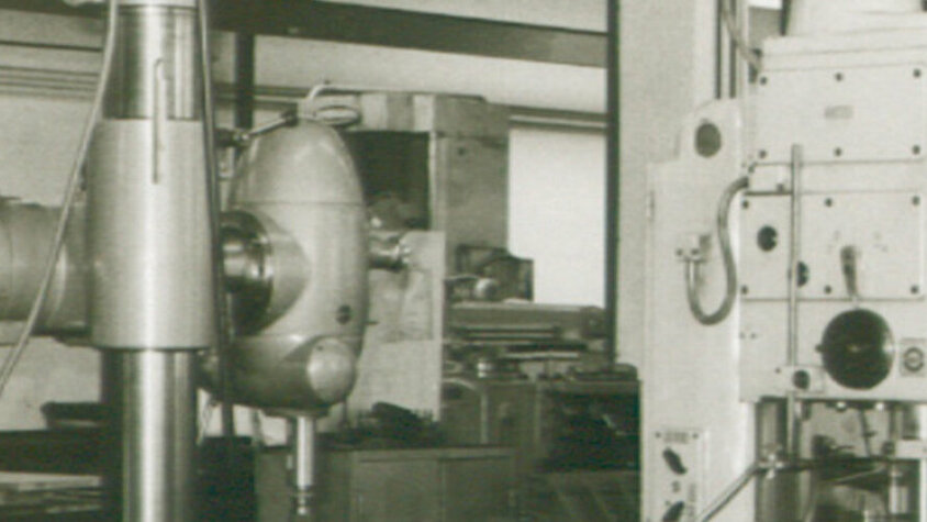 weba Werkzeugbau - Entwicklung zur bekannter Größe in der Warmumformung Ein Bild aus den 1980er Jahren zeigt konventionelle Bohrwerke in einer Werkstattumgebung.