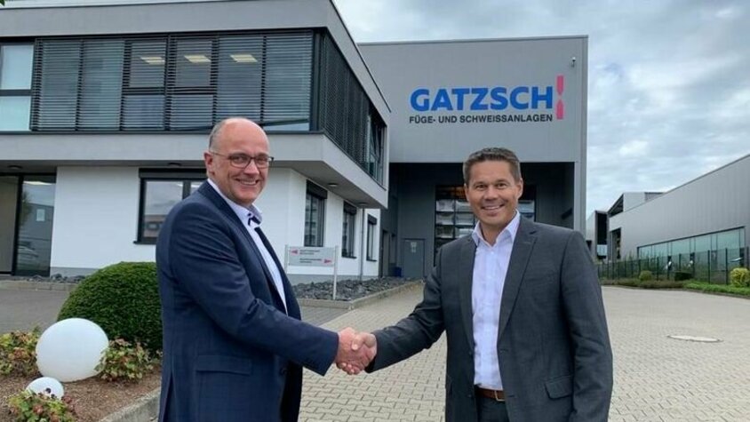 weba Werkzeugbau und Gatzsch Schweißtechnik - Starke Partnerschaft für Innovationen im Umform- und Fügetechnik Martin Gatzsch, Hannes Feuerhuber geben sich die Hand vor dem Firmengebäude der Gatzsch Schweißtechnik